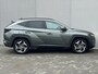 Hyundai Tucson 1.6 T-GDI PHEV Premium 4WD / Trekhaak (Trekgewicht 1.350kg) / Stuur- en Stoelverwarming / Stoelverkoeling / Adaptieve Cruise Control / 360° Camera / Climate Control / Navigatie full map / Apple Carplay & Android Auto / Elektrisch Verstelbare Voorstoelen met geheugenset Bestuurdersstoel / Keyless Entry & Start / Elektrische Achterklep
