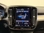 Volvo XC40 B4 211pk Plus Dark / Harman&Kardon / Elektr. Stoelen / 19'' + All Season / Elektr. Trekhaak / Noodreservewiel / Keyless / BLIS / ACC / Verw. Voorruit /