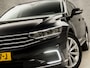 Volkswagen Passat Variant 1.4 TSI PHEV GTE 218Pk Automaat (VIRTUAL COCKPIT, GROOT NAVI, TREKHAAK, STOELVERWARMING, CAMERA, KEYLESS, SPORTSTOELEN, GETINT GLAS, ELEK ACHTERKLEP, NIEUWSTAAT)