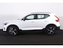 Volvo XC40 B4 Plus Dark - IntelliSafe Assist & Surround - Harman/Kardon audio - Parkeercamera achter - Verwarmde voorstoelen & stuur - Parkeersensoren voor & achter - Elektr. bedienb. voorstoelen met geheugen links - Draadloze tel. lader - Elektr. inklapbare trekhaak - 18' LMV