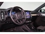 Volvo XC40 B4 Plus Dark - IntelliSafe Assist & Surround - Harman/Kardon audio - Parkeercamera achter - Verwarmde voorstoelen & stuur - Parkeersensoren voor & achter - Elektr. bedienb. voorstoelen met geheugen links - Draadloze tel. lader - Elektr. inklapbare trekhaak - 18' LMV