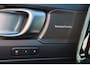 Volvo XC40 B4 Plus Dark - IntelliSafe Assist & Surround - Harman/Kardon audio - Parkeercamera achter - Verwarmde voorstoelen & stuur - Parkeersensoren voor & achter - Elektr. bedienb. voorstoelen met geheugen links - Draadloze tel. lader - Elektr. inklapbare trekhaak - 18' LMV