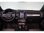 Volvo XC40 B4 Plus Dark - IntelliSafe Assist & Surround - Harman/Kardon audio - Parkeercamera achter - Verwarmde voorstoelen & stuur - Parkeersensoren voor & achter - Elektr. bedienb. voorstoelen met geheugen links - Draadloze tel. lader - Elektr. inklapbare trekhaak - 18' LMV