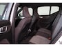 Volvo XC40 B4 Plus Dark - IntelliSafe Assist & Surround - Harman/Kardon audio - Parkeercamera achter - Verwarmde voorstoelen & stuur - Parkeersensoren voor & achter - Elektr. bedienb. voorstoelen met geheugen links - Draadloze tel. lader - Elektr. inklapbare trekhaak - 18' LMV