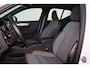 Volvo XC40 B4 Plus Dark - IntelliSafe Assist & Surround - Harman/Kardon audio - Parkeercamera achter - Verwarmde voorstoelen & stuur - Parkeersensoren voor & achter - Elektr. bedienb. voorstoelen met geheugen links - Draadloze tel. lader - Elektr. inklapbare trekhaak - 18' LMV