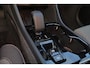 Volvo XC40 B4 Plus Dark - IntelliSafe Assist & Surround - Harman/Kardon audio - Parkeercamera achter - Verwarmde voorstoelen & stuur - Parkeersensoren voor & achter - Elektr. bedienb. voorstoelen met geheugen links - Draadloze tel. lader - Elektr. inklapbare trekhaak - 18' LMV
