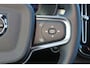 Volvo XC40 B4 Plus Dark - IntelliSafe Assist & Surround - Harman/Kardon audio - Parkeercamera achter - Verwarmde voorstoelen & stuur - Parkeersensoren voor & achter - Elektr. bedienb. voorstoelen met geheugen links - Draadloze tel. lader - Elektr. inklapbare trekhaak - 18' LMV