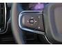 Volvo XC40 B4 Plus Dark - IntelliSafe Assist & Surround - Harman/Kardon audio - Parkeercamera achter - Verwarmde voorstoelen & stuur - Parkeersensoren voor & achter - Elektr. bedienb. voorstoelen met geheugen links - Draadloze tel. lader - Elektr. inklapbare trekhaak - 18' LMV