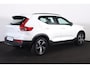 Volvo XC40 B4 Plus Dark - IntelliSafe Assist & Surround - Harman/Kardon audio - Parkeercamera achter - Verwarmde voorstoelen & stuur - Parkeersensoren voor & achter - Elektr. bedienb. voorstoelen met geheugen links - Draadloze tel. lader - Elektr. inklapbare trekhaak - 18' LMV