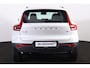 Volvo XC40 B4 Plus Dark - IntelliSafe Assist & Surround - Harman/Kardon audio - Parkeercamera achter - Verwarmde voorstoelen & stuur - Parkeersensoren voor & achter - Elektr. bedienb. voorstoelen met geheugen links - Draadloze tel. lader - Elektr. inklapbare trekhaak - 18' LMV