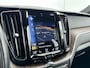 Volvo XC60 T8 Recharge Inscription | 20" | Luchtvering | Harman Kardon | Trekhaak | Panoramadak | Full LED | Stoel/stuurverwarming | Parkeerverwarming | Adaptieve Cruise | BLIS | Parkeercamera