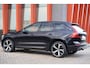 Volvo XC60 T6 Recharge AWD R-Design | Panoramadak | Stoelverwarming | Parkeercamera | BLIS | Pilot Assist | 21 Inch | Glossy Black | Keyless