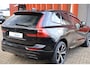 Volvo XC60 T6 Recharge AWD R-Design | Panoramadak | Stoelverwarming | Parkeercamera | BLIS | Pilot Assist | 21 Inch | Glossy Black | Keyless