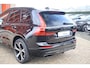 Volvo XC60 T6 Recharge AWD R-Design | Panoramadak | Stoelverwarming | Parkeercamera | BLIS | Pilot Assist | 21 Inch | Glossy Black | Keyless
