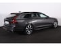 Volvo V90 T6 Recharge AWD Plus Dark - IntelliSafe Assist & Surround - 360º Camera - Harman/Kardon audio - Adaptieve LED koplampen - Verwarmde voorstoelen, stuur & achterbank - Parkeersensoren voor & achter - Elektr. bedienb. voorstoelen met geheugen - Extra getint glas - Elektr. inklapbare trekhaak - 19' LMV