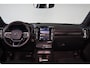 Volvo EX40 Extended Range Ultra Black Ed. 82 kWh - Panorama/schuifdak - IntelliSafe Assist & Surround - 360º Camera - Harman/Kardon audio - Verwarmde voorstoelen, stuur & achterbank - Parkeersensoren voor & achter - Elektr. bedienb. voorstoelen met geheugen links - Draadloze tel. lader - Warmtepomp - Extra getint glas - 20' LMV