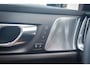 Volvo V60 T6 Plug-in hybrid AWD Ultra Dark | Adaptieve Cruise Control | Dodehoek Detectie | Bowers & Wilkins Premium Audio | Styling Kit | 20 Inch | 360 Camera | Stoelventilatie + Massage + Verwarming | Head-Up Display | Schuif-/Kanteldak |