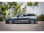 Volvo V60 T6 Plug-in hybrid AWD Ultra Dark | Adaptieve Cruise Control | Dodehoek Detectie | Bowers & Wilkins Premium Audio | Styling Kit | 20 Inch | 360 Camera | Stoelventilatie + Massage + Verwarming | Head-Up Display | Schuif-/Kanteldak |