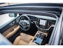 Volvo V60 T6 Plug-in hybrid AWD Ultra Dark | Adaptieve Cruise Control | Dodehoek Detectie | Bowers & Wilkins Premium Audio | Styling Kit | 20 Inch | 360 Camera | Stoelventilatie + Massage + Verwarming | Head-Up Display | Schuif-/Kanteldak |