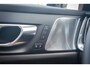 Volvo V60 T6 Plug-in hybrid AWD Ultra Dark | Adaptieve Cruise Control | Dodehoek Detectie | Bowers & Wilkins Premium Audio | Styling Kit | 20 Inch | 360 Camera | Stoelventilatie + Massage + Verwarming | Head-Up Display | Schuif-/Kanteldak |