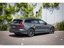Volvo V60 T6 Plug-in hybrid AWD Ultra Dark | Adaptieve Cruise Control | Dodehoek Detectie | Bowers & Wilkins Premium Audio | Styling Kit | 20 Inch | 360 Camera | Stoelventilatie + Massage + Verwarming | Head-Up Display | Schuif-/Kanteldak |