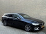 Volvo V60 2.0 T6 Plug-in hybrid AWD LongRange 350pk | Plus bright | Adaptieve cruise | Virtual cockpit | Wegklapbare trekhaak | Leder | Navigatie | Apple CarPlay | Stoelverwarming | Elektrisch verstelbare stoel met memory | Camera | Elektrische achterklep | BLIS | Volledig onderhouden