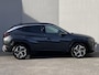 Hyundai Tucson 1.6 T-GDI HEV 230pk Comfort Smart / Fabrieksgarantie tot 09-2028 ** / Dealer onderhouden / Trekgewicht 1650 KG / Navigatie / Achteruitrijcamera / Stuur- en stoelverwarming / Apple Carplay/Android auto / 19" LM /