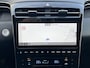 Hyundai Tucson 1.6 T-GDI HEV 230pk Comfort Smart / Fabrieksgarantie tot 09-2028 ** / Dealer onderhouden / Trekgewicht 1650 KG / Navigatie / Achteruitrijcamera / Stuur- en stoelverwarming / Apple Carplay/Android auto / 19" LM /