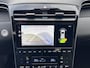 Hyundai Tucson 1.6 T-GDI HEV 230pk Comfort Smart / Fabrieksgarantie tot 09-2028 ** / Dealer onderhouden / Trekgewicht 1650 KG / Navigatie / Achteruitrijcamera / Stuur- en stoelverwarming / Apple Carplay/Android auto / 19" LM /