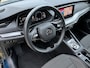 Skoda Octavia Combi 1.0 e-TSI Business Edition / Navigatie / Parkeer sensoren V+A /  Zwenkbare trekhaak / Fabrieksgarantie 2028 /
