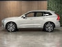Volvo XC60 T6 AWD Recharge Plus Bright Long Range | Adaptieve Cruise Control | Stoel en Stuurwielverwarming | Schuifdak | Parkeercamera | Full LED Meesturende koplampen | Pilot Assist | Elektrische voorstoelen geheugen | Lederen bekleding | Zitting verlenging voorst