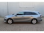 Kia Ceed Sportswagon 1.5 T-GDi DynamicPlusLine O.a: Afn. Haak, PDC, Camera, Stoel+Stuurverw, Keyless, Etc. All-in prijs!