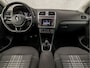 Volkswagen Polo 1.0 Luxury Sportline (SCHERM, CLIMATE, CRUISE, STOELVERWARMING, SPORTSTOELEN, LM VELGEN, PARKEERSENSOREN, GETINT GLAS, NIEUWE APK, NIEUWSTAAT)