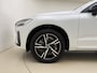 Volvo XC60 B5 251pk R-Design / Head-Up / Panoramadak / Harman&Kardon Audio / Black Pack / Elektr. Stoelen / Elektr. Trekhaak / Noodreservewiel / Stoel + Stuurw. Verwarming / 4 - Zone Climate / Achterb. Verwarming /