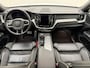 Volvo XC60 B5 251pk R-Design / Head-Up / Panoramadak / Harman&Kardon Audio / Black Pack / Elektr. Stoelen / Elektr. Trekhaak / Noodreservewiel / Stoel + Stuurw. Verwarming / 4 - Zone Climate / Achterb. Verwarming /