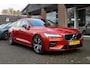 Volvo S60 2.0 T4 R-Design CAMERA LEER CARPLAY MEMORY TREKHAAK-ELEC. STOELVERW. DAB ZWARTE-HEMEL HARMAN&KARDON 2xELEC.VERST.STOELEN 18"LMV ENZ!