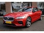 Volvo S60 2.0 T4 R-Design CAMERA LEER CARPLAY MEMORY TREKHAAK-ELEC. STOELVERW. DAB ZWARTE-HEMEL HARMAN&KARDON 2xELEC.VERST.STOELEN 18"LMV ENZ!