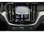 Volvo XC60 T5 AWD R-Design | Trekhaak Semi-Elektrisch | Adaptieve Bochtverlichting | Standkachel | Volvo On Call | Parkeercamera achter | Parkeersensoren Voor+Achter | Verwarmbare Voorstoelen | Apple Carplay/ Android Auto | Extra Getint Glas | CD-Speler |