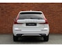 Volvo XC60 T5 AWD R-Design | Trekhaak Semi-Elektrisch | Adaptieve Bochtverlichting | Standkachel | Volvo On Call | Parkeercamera achter | Parkeersensoren Voor+Achter | Verwarmbare Voorstoelen | Apple Carplay/ Android Auto | Extra Getint Glas | CD-Speler |