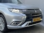 Mitsubishi Outlander 2.4 PHEV Instyle / Trekhaak (Trekgewicht 1.500kg) / Elektrisch Glazen Schuif- en Kanteldak / Navigatie via Apple Carplay & Android Auto / Stuur- en Stoelverwarming / Rondomzicht camera / Keyless Entry & Start / Adaptieve Cruise Control / Climate Control / Elektrische Achterklep
