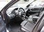 BMW X1 sDrive18i SPORTLINE ** LED, NAVI+, HALF-LEDER, TREKH, PRIVACY, ELECTR. A-KLEP ** 1e EIG - UNFALLFREI - 47 dkm (!) ** ** INFORMEER OOK NAAR ONZE AANTREKKELIJKE FINANCIAL-LEASE TARIEVEN **