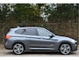 BMW X1 xDrive20i High Executive 4x4 M-Sport | Sportstoelen | Camera | Afn.haak | Keyless | Sfeerverl. | Navi | Full LED | 19" velgen