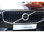 Volvo XC60 T8 Recharge AWD Momentum | Parkeercamera | Stoelverwarming | Trekhaak | Leder | HUD | Keyless