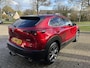 Mazda CX-30 2.0 e-SkyActiv-X M Hybrid Luxury NL-Auto, 1e Eig., Dealer Ondh, Automaat, Navigatie, Apple Carplay/ Android Auto, Bose Audio, A-Rij-Camera, Ad. Cruise Controle, Leer, Stoel verw., Stuur verw., Head-up, All-Seasons, Trekhaak