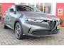 Alfa Romeo Tonale 1.5T 160PK Hybrid VELOCE | PREMIUM PACK: LEDEREN BEKLEDING/GEVENTILEERDE VOORSTOELEN/4-VOUDIG ELEKTRISCH VERSTELBARE LENDESTEUN VOORSTOELEN/HOOGGLANS ZWARTE RAAMOMLIJSTING/AMBIENT LIGHTING | TECHNOLOGY PACK: PARKEERWAARSCHUWING VOOR EN ACHTER/360° CAMERA/AUTOMATISCH INPARKEREN/ AUTONOMOUS DRIVING LEVEL 2: ADAPTIVE CRUISE CONTROL/LANE CENTERING ASSIST/TRAFFIC JAM ASSIST DODEHOEK DETECTIE AUTOMATISCH DIMMENDE BUITENSPIEGELS ELEKTRISCH BEDIENBARE ACHTERKLEP | WINTERPACK: STOELVERWARMING VOOR/STUURVERWARMING/VERWARMBARE RUITENSPROEIERS | 19" LICHTMETALEN VELGEN | DRAADLOZE TELEFOONLADER | NAVIGATIE | DRAADLOZE APPLE CARPLAY/ANDROID AUTO | FULL LED MATRIX KOPLAMPEN |