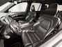 Volvo XC90 2.0 T8 Twin Engine AWD R-Design 7 Persoons 408Pk Automaat (PANORAMADAK, LUCHTVERING, BOWERS&WILKINS, HEAD-UP DISPLAY, 360 CAMERA, APPLE CARPLAY, LUXE LEDER, MEMORY SEATS, TREKHAAK, ADAPTIVE CRUISE, NIEUWSTAAT)
