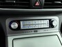 Hyundai Kona Electric EV Premium 64 kWh | Stoelverwarming en ventilatie | Parkeersensoren voor en achter | Trekhaak voor fietsendrager | All season banden | Soh 95,7% |