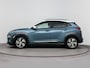 Hyundai Kona Electric EV Premium 64 kWh | Stoelverwarming en ventilatie | Parkeersensoren voor en achter | Trekhaak voor fietsendrager | All season banden | Soh 95,7% |