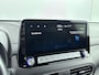 Hyundai Kona Electric EV Premium 64 kWh | Stoelverwarming en ventilatie | Parkeersensoren voor en achter | Trekhaak voor fietsendrager | All season banden | Soh 95,7% |