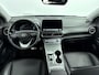 Hyundai Kona Electric EV Premium 64 kWh | Stoelverwarming en ventilatie | Parkeersensoren voor en achter | Trekhaak voor fietsendrager | All season banden | Soh 95,7% |